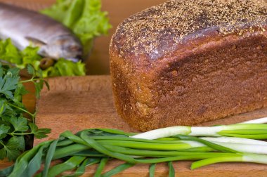 taze ot geleneksel ekmek ve balık ahşap oyun tahtası