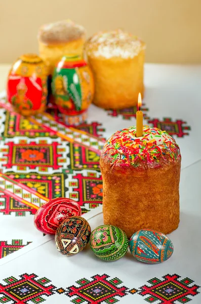 Osterkuchen und Ostereier auf Stickerei, пасха — Stockfoto