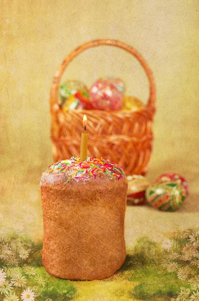 Gâteau de Pâques et oeufs de Pâques dans un panier, carte postale — Photo