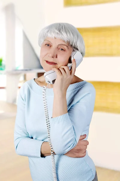 yaşlı kadın telefon, anne, büyükannem konuşuyor 