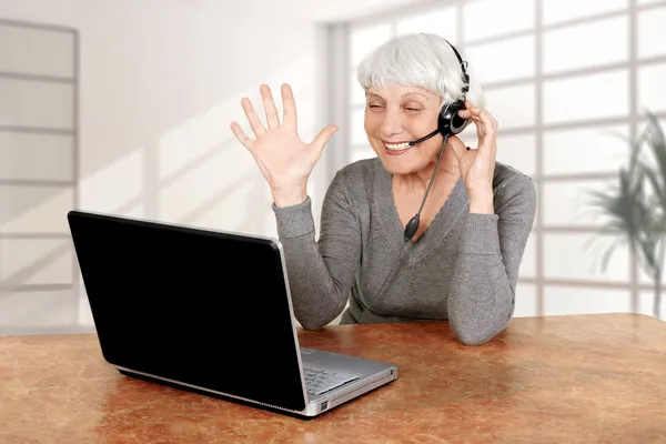 Donna anziana al computer comunica, madre, nonna — Foto Stock