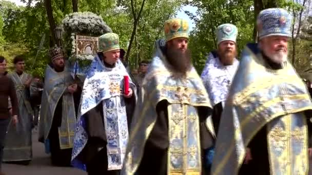 Οδησσός, Ουκρανία - 23 Απριλίου 2014: ορθόδοξοι χριστιανοί ιερείς διαπράττουν θρησκευτική πομπή προς τον καθεδρικό ναό Μεταμορφώσεως του Σωτήρα και μεταφέρουν την θαυματουργή εικόνα της μητέρας του Θεού kasperovskaya — Αρχείο Βίντεο