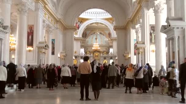 Odessa, Ukrayna - ö. 23 Nisan 2014: kurtarıcı başkalaşım Katedrali, dini alayı sonra Ortodoks Hıristiyan müminler istikrar için anlama, ülkenin barış için dua — Stok video