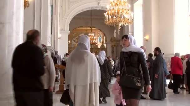 Οδησσός, Ουκρανία - 23 Απριλίου 2014: ορθόδοξη χριστιανική πιστούς μετά την θρησκευτική πομπή, στον καθεδρικό ναό Μεταμορφώσεως Σωτήρα, προσεύχεται για τη σταθερότητα, την κατανόηση, την ειρήνη στη χώρα — Αρχείο Βίντεο