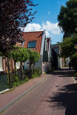 Avrupa köyünde eski bir ev 