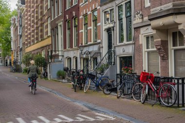 Amsterdam 'da bir evin önünde bisiklet.