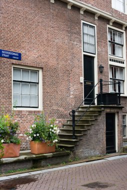 Yazın Amsterdam 'da çiçekli veranda ve pencere 