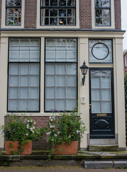 Veranda Okno Květinami Létě Amsterdam — Stock fotografie