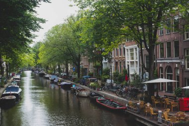Amsterdam 'da kanal ve kanal evleri 
