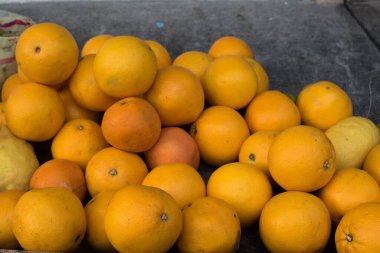 Çiftçi pazarında limon ve limon 
