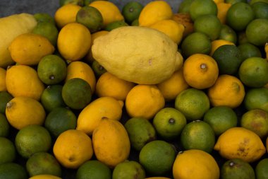 Çiftçi pazarında limon ve limon 