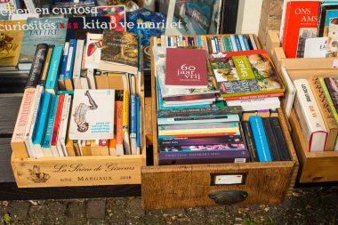 Kitapçıdaki rafta duran kitaplar. 