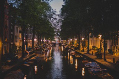 Amsterdam 'ın gece ışıkları ve kanalları 