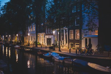 Amsterdam 'ın gece ışıkları ve kanalları 