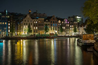 Amsterdam 'ın gece ışıkları ve kanalları 