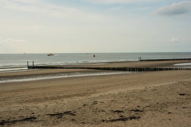 Boş kumsalda dalgalar 