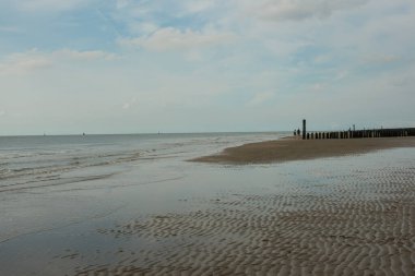 Boş kumsalda dalgalar 