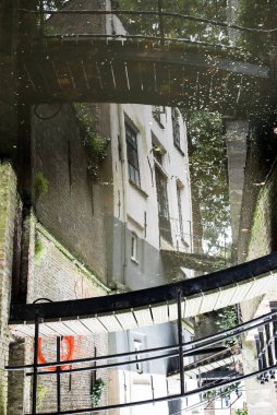 Kanaldaki kanal evleri ve köprüler