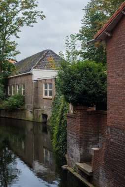 Hollanda 'daki eski kanal evi. 