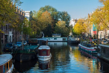 Amsterdam 'da tekneleri ve evleri olan bir kanal. 