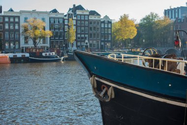 Nehirdeki tekneler Amstel 
