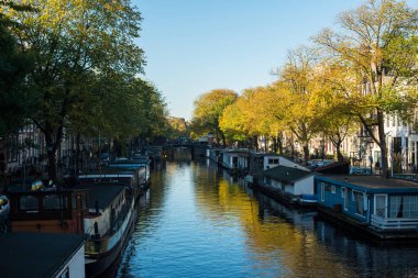 Amsterdam 'da tekneleri ve evleri olan bir kanal. 