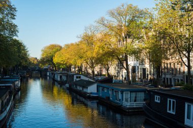 Nehirdeki tekneler Amstel 