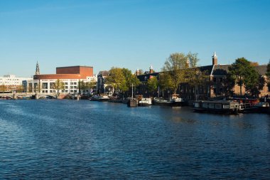 Nehirdeki tekneler Amstel 