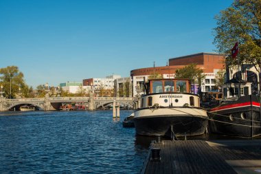 Nehirdeki tekneler Amstel 