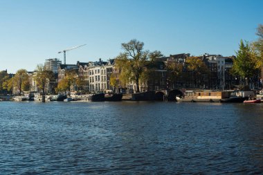 Nehirdeki tekneler Amstel 