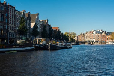 Nehirdeki tekneler Amstel 