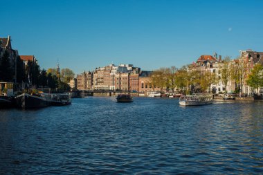 Nehirdeki tekneler Amstel 