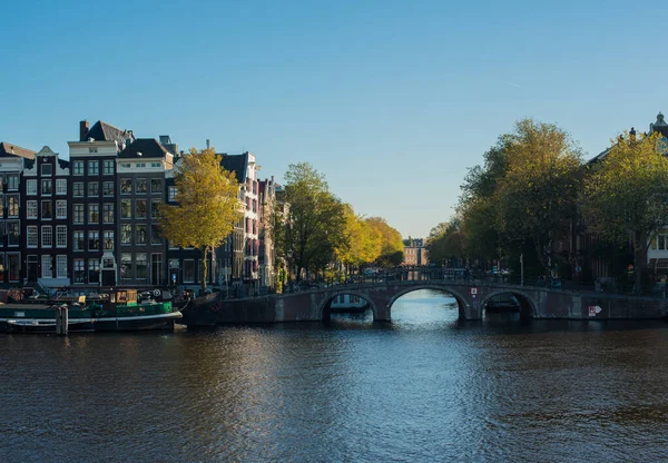 Kanál Loděmi Domy Amsterdamu — Stock fotografie