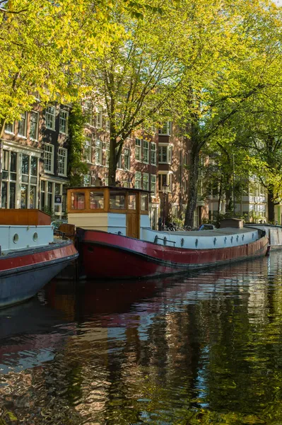 Kanal Mit Booten Und Häusern Amsterdam — Stockfoto