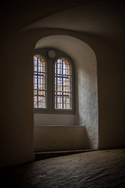 Kopenhag 'da yuvarlak bir kulenin içinde. 