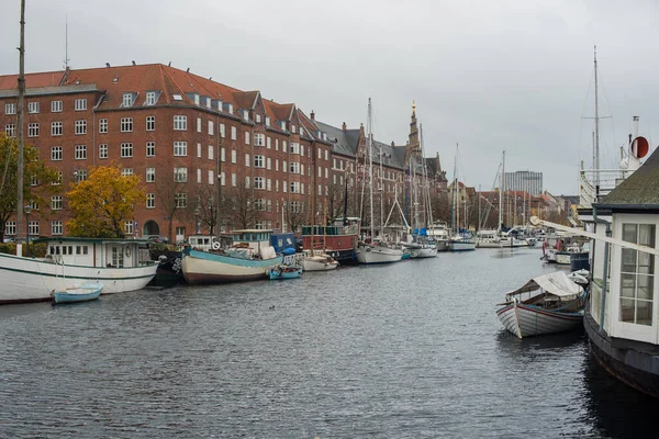 コペンハーゲンに運河とボート — ストック写真