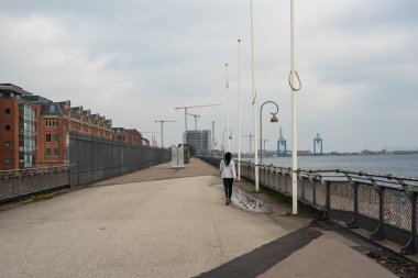 Sonbahar köprüsü olan boş bir sokak