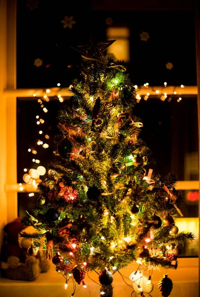 Árbol Navidad Con Luces —  Fotos de Stock