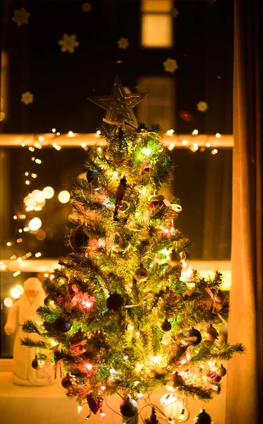 Άγιος Βασίλης Και Χριστουγεννιάτικο Δέντρο — Φωτογραφία Αρχείου