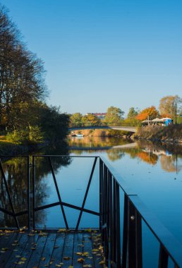 Sonbahar parkında göl 