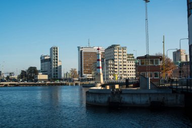 Nehir üzerindeki köprü ve deniz feneri 