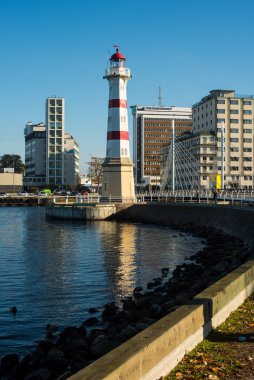 Nehir üzerindeki köprü ve deniz feneri 