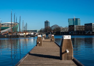 Amsterdam kanalları ve tekneler 