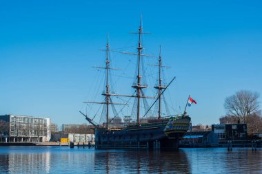 Amsterdam kanalları ve tekneler 