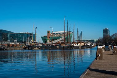 Amsterdam kanalları ve tekneler 