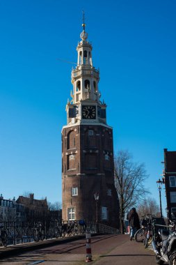 Amsterdam 'ın merkezindeki kilise kulesi.