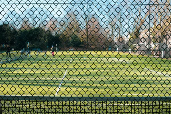 Groene Tennisbaan Door Het Net — Stockfoto