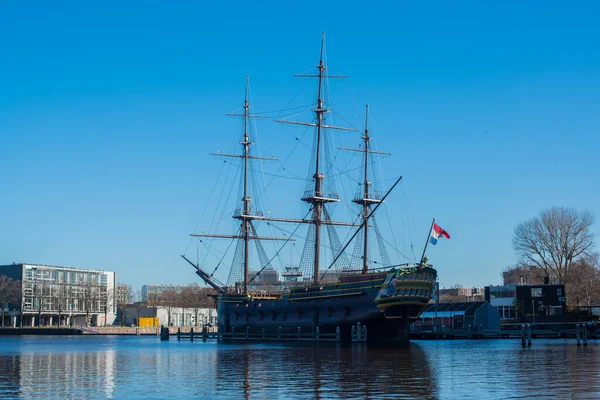 Amsterdam kanalları ve tekneler 