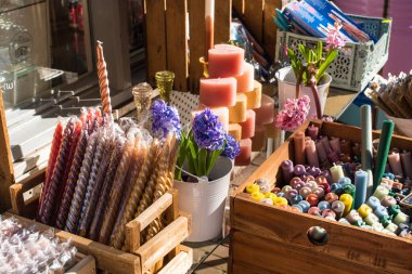 Sokak pazarında renkli mumlar 