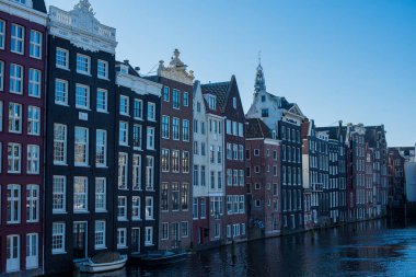 Hollanda 'daki eski evlerin cepheleri 